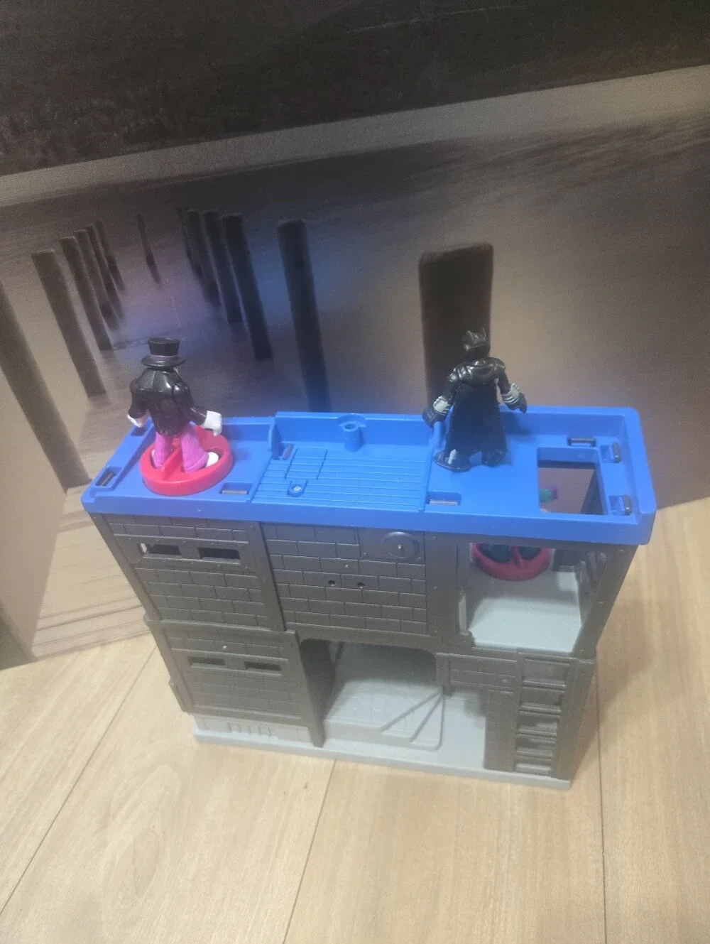 Batman Gotham City Playset Fisher Price Freeze Riddler Penguin Imaginext